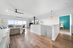 Fernseher, Kamin, Bücher