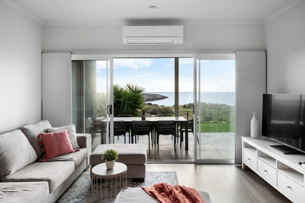 Fernseher, Kamin, Bücher