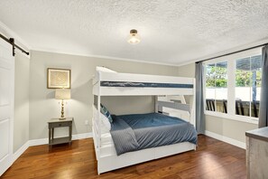 4 bedrooms, iron/ironing board, free WiFi, bed sheets - 4 BR, Heated Pool/Hot Tub, Close to IMG and Beach (Bradenton)