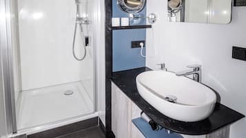 Ducha, toallas, jabón y papel higiénico