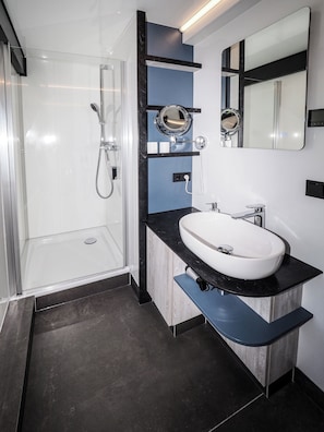 Dusche, Handtücher, Seife, Toilettenpapier