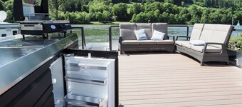 Your dream home on the water!