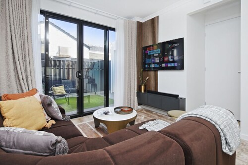 Quiet Suburban Escape Near Shops & Dining