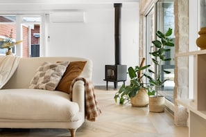 TV - Courtyard Cottage—Unique Garden Escape near City (Fullarton)