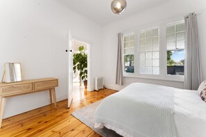 4 bedrooms, desk, iron/ironing board, WiFi