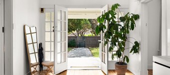 Courtyard Cottage—Unique Garden Escape near City