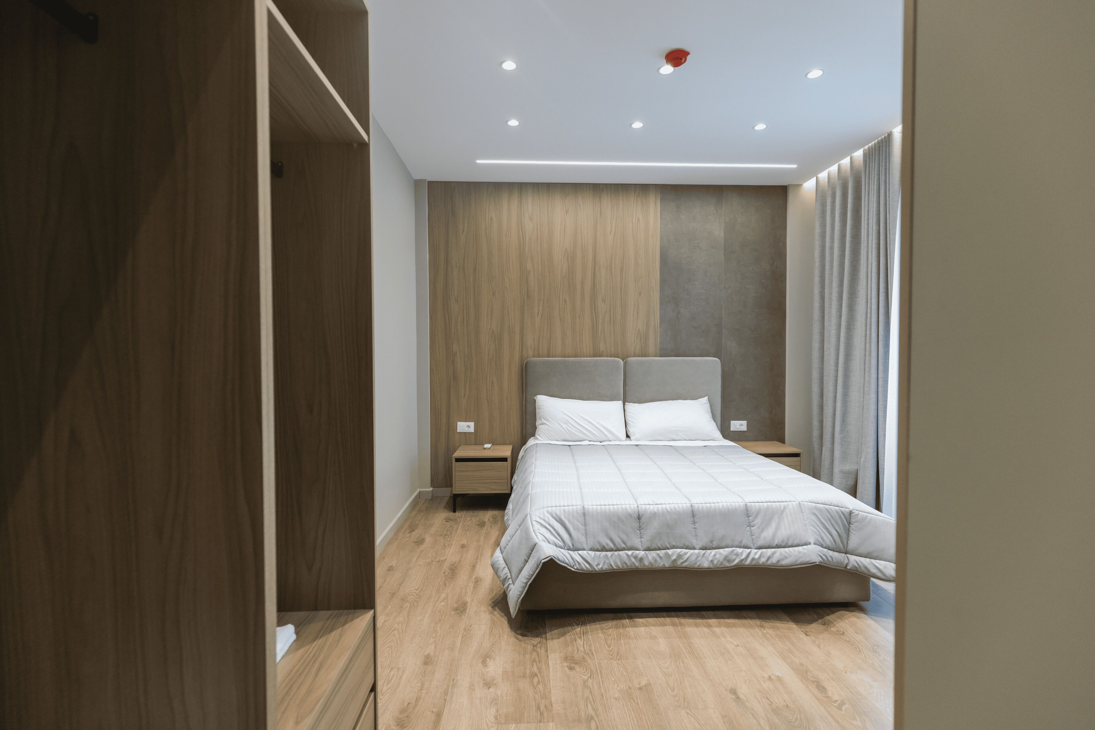 办公桌、笔记本电脑工作区、免费 WiFi