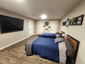 3 عدّة غرف نوم ومكواة/لوح كي وواي فاي وملاءات أسرّة