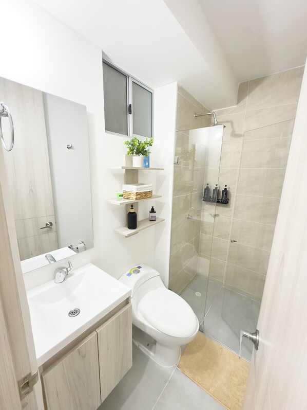 Douche, serviettes fournies, savon