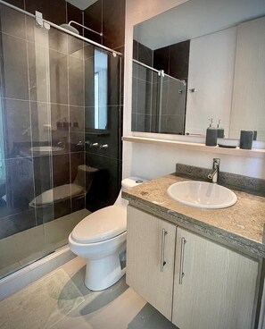 Hiustenkuivaaja, pyyhkeet, saippua, vessapaperi