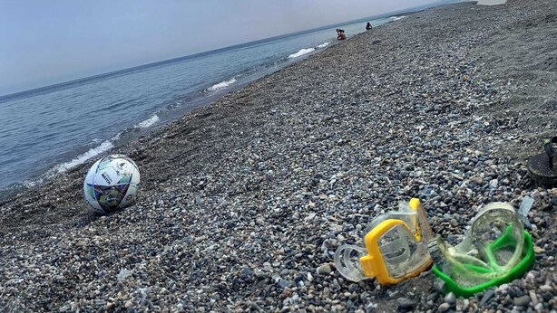 A pebbled beach with a soccer ball and goggles. - Magnolia with private parking (Giardini Naxos)