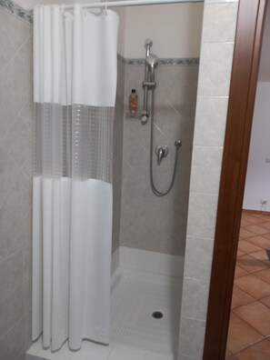 Dusche, Haartrockner, Bidet, Handtücher