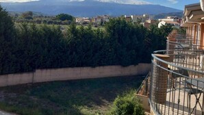 A balcony with a view of a mountain range and a cityscape. - Magnolia with private parking (Giardini Naxos)