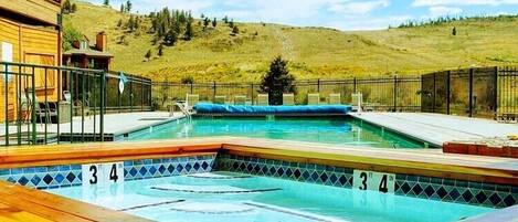 Una piscina techada, una piscina al aire libre