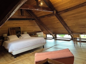 2 bedrooms, iron/ironing board, travel cot, free WiFi