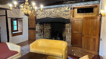 Smart TV, fireplace, books, stereo