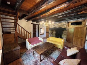 Smart TV, fireplace, books, stereo