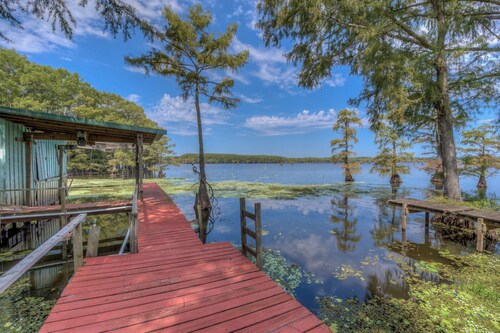 LAKEFRONT HOUSE ON BEAUTIFUL CADDO LAKE