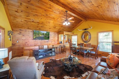 Charming Cottage on 70 acre Horse Ranch, 14 miles from I-40, Carroll County, TN