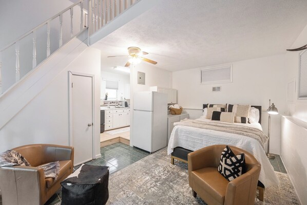 Iron/ironing board, free WiFi, bed sheets