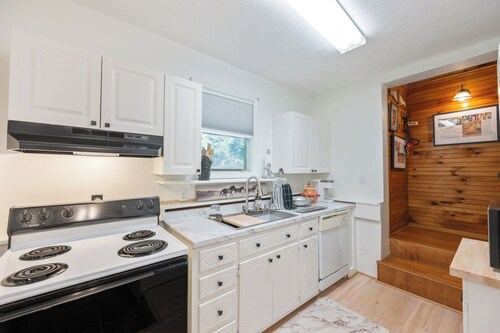 Charming Cottage on 70 acre Horse Ranch, 14 miles from I-40, Carroll County, TN