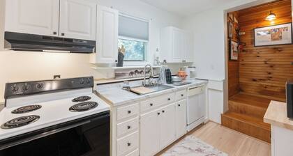 Charming Cottage on 70 acre Horse Ranch, 14 miles from I-40, Carroll County, TN