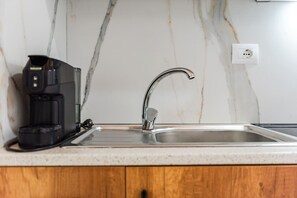 Ofen, Herdplatte, Wasserkocher mit Kaffee-/Teezubehör