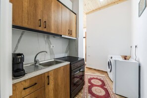 Ofen, Herdplatte, Wasserkocher mit Kaffee-/Teezubehör