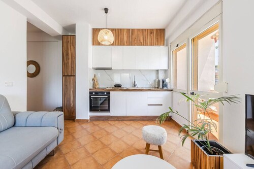 Sunny Balcony Stay | Walk to Golem Beach by PikHost