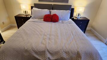 3 habitaciones, tabla de planchar con plancha y cuna de viaje