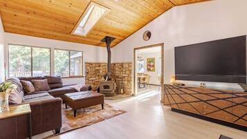 Smart TV, table tennis