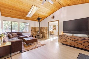 Smart-tv och ett bordtennisbord