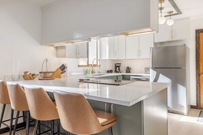 Fridge, microwave, oven, stovetop - Peaceful 3-bedroom house with AC in charming Arnold, CA (Arnold)