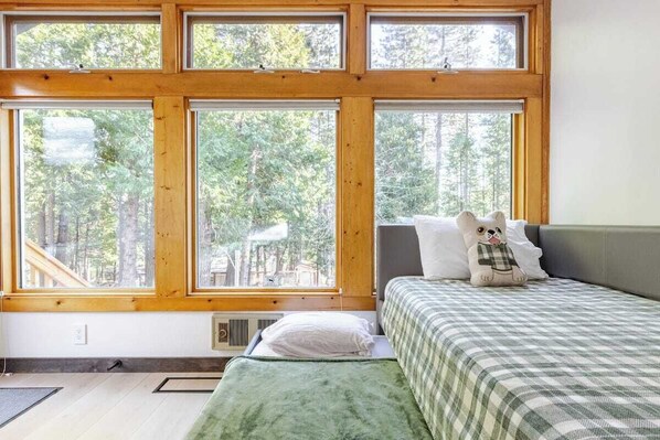 3 habitaciones, tabla de planchar con plancha y cuna de viaje 