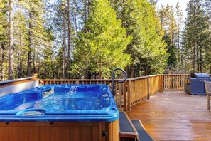 Outdoor spa tub - Peaceful 3-bedroom house with AC in charming Arnold, CA (Arnold)