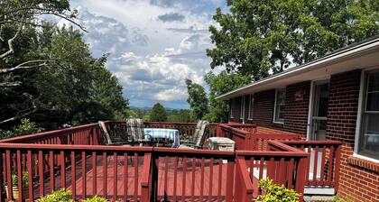 Spacious 4-BR House Close to Everything in Christiansburg, Blacksburg & Radford