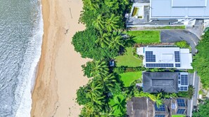 Beach nearby - Sandveil | Absolute Beachfront Access Home with Pool, Ocean Views & Family Space (Trinity Beach)