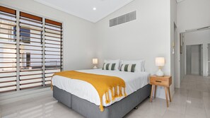 4 chambres, fer et planche à repasser, lit de bébé portatif
