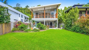Exterior - Sandveil | Absolute Beachfront Access Home with Pool, Ocean Views & Family Space (Trinity Beach)