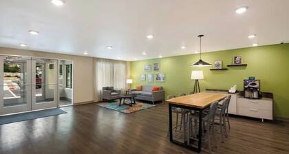 Four Ideal Budget Room w/ Cooking Space & Quick Drive to Downtown Austin