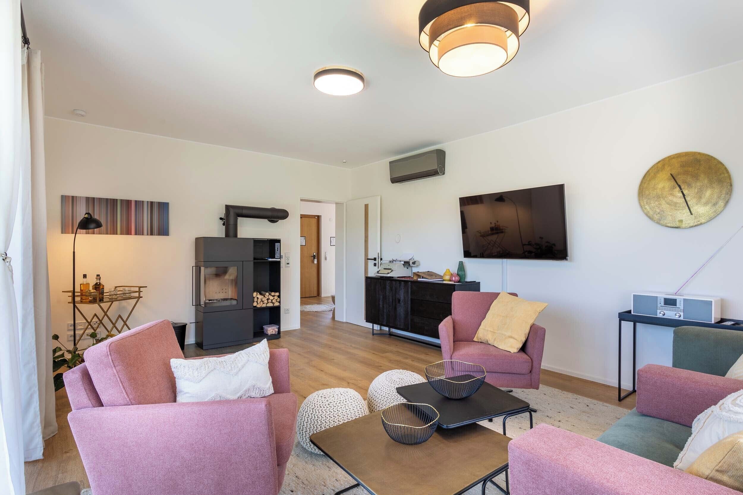 Smart-TV, Kamin, Videospielkonsole, Bücher
