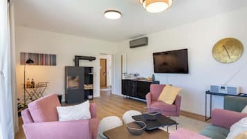 Smart-TV, Kamin, Videospielkonsole, Bücher