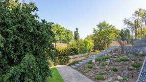 A paved pathway leading up a stone staircase surrounded by greenery and a metal railing. - Overlook Lodge - Exclusive 5-Star Vacation Home on Lake Eder in Kellerwald (Vöhl)