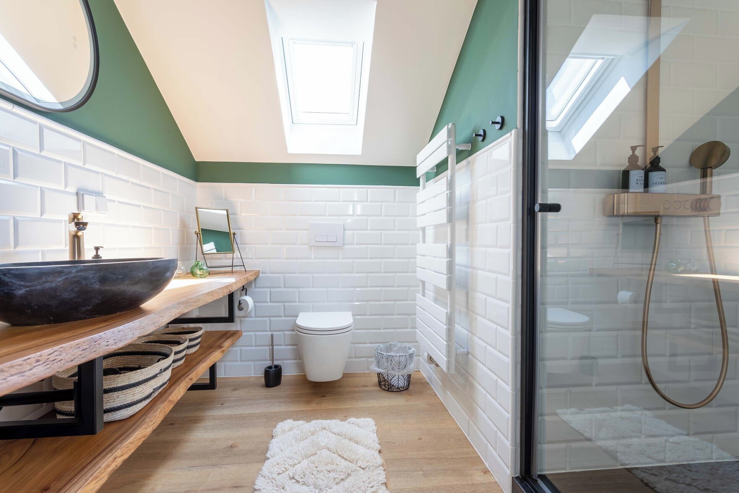 Bruser, miljøvenlige toiletartikler, hårtørrer, håndklæder