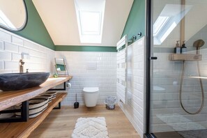 Douche, articles de toilette écologiques, sèche-cheveux