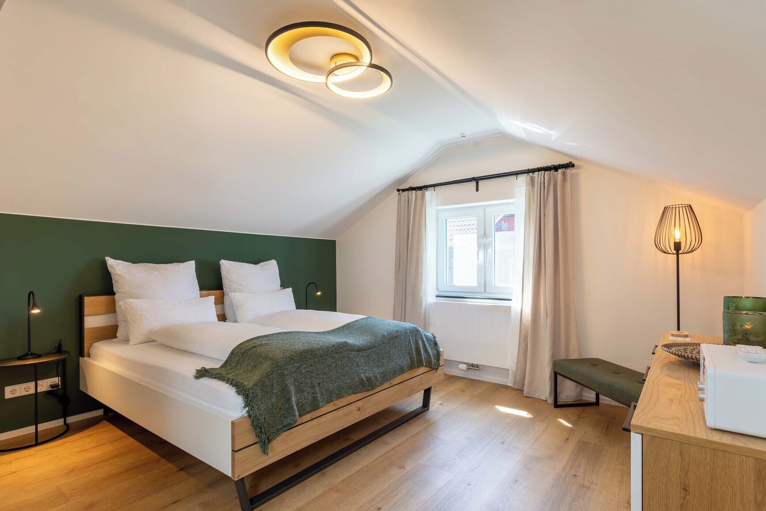 3 bedrooms, in-room safe, desk, iron/ironing board
