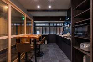 Jääkaappi, mikroaaltouuni, keittoastiat/astiat/ruokailuvälineet