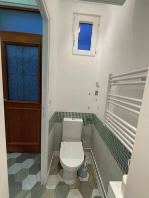 SĂšche-cheveux, serviettes fournies, savon, papier toilette