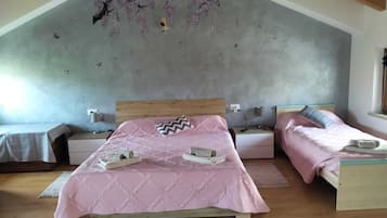 2 bedrooms, iron/ironing board, travel cot, free WiFi