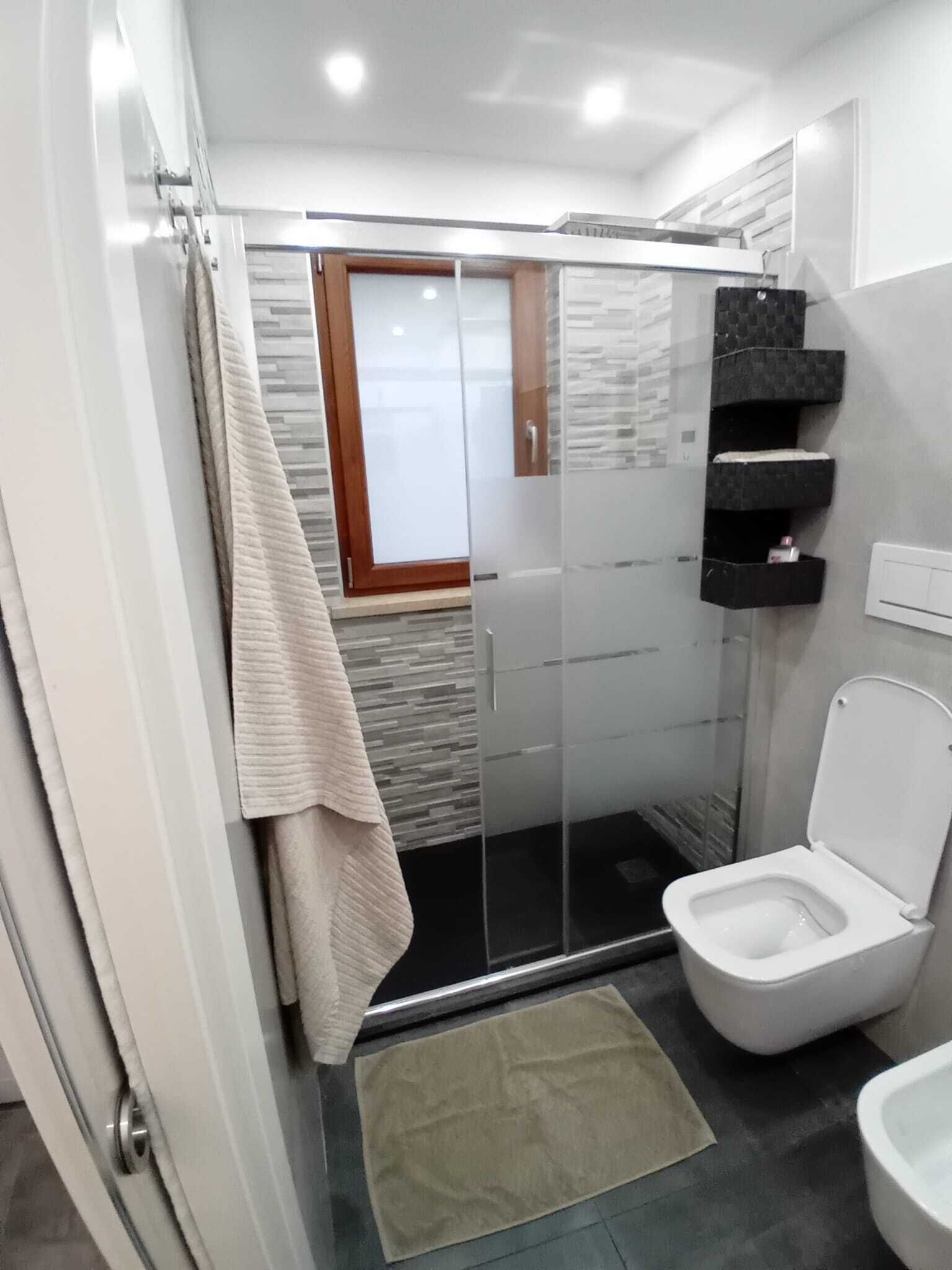 Douche, sèche-cheveux, bidet, serviettes fournies